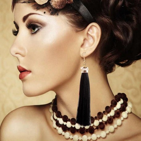 Elegantes aretes de borla negra para mujer