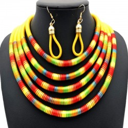 Collier africain jaune avec des boucles d’oreilles