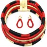 Collier africain rouge avec des boucles d’oreilles