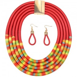 Parure de collier africain rouge multicolore avec des boucles d’oreilles