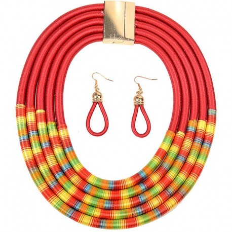 Collier africain rouge multicolore avec des boucles d’oreilles