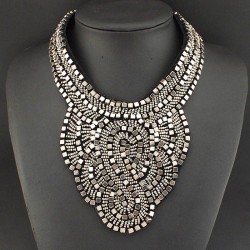 Collier ethnique chic noir argenté