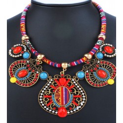 Collier ethnique multicolore rouge, bleu et rose