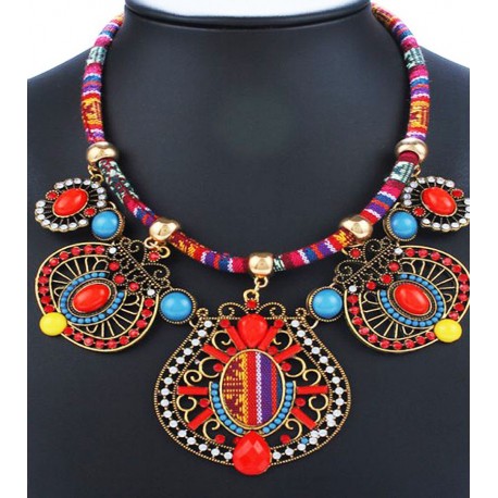 Collier ethnique multicolore rouge, bleu et rose