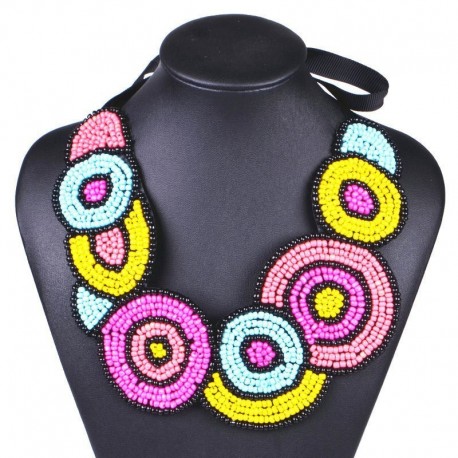 Collar étnico multicolor rosa, amarillo y azul