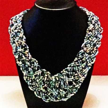 Collar de perlas azul y blanco.