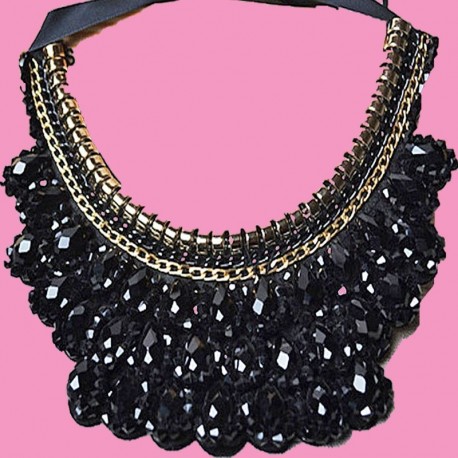 Collier ethnique noir chic et élégant